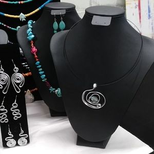 Unique, aluminium pendant on magnet ic wire,